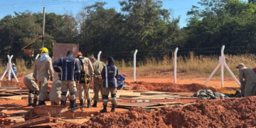 Bombeiros resgatam corpo de homem que morreu após queda de sete metros