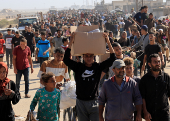 Embaixador da Palestina na ONU bate na mesa e chora ao falar de crianças que morreram em Gaza: 'Coração não suporta'