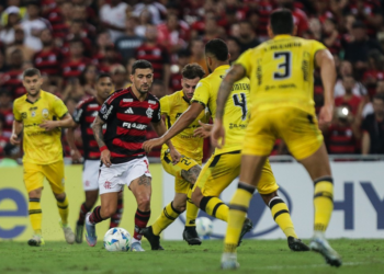 No sufoco: Flamengo avança às oitavas da Libertadores, mas classifica em 2º lugar
