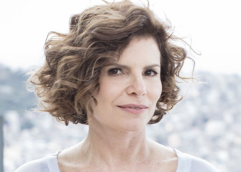 Debora Bloch resgata foto de infância pelo aniversário e brinca: ‘Num tá ruim não…’