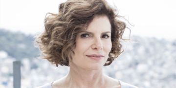 Debora Bloch resgata foto de infância pelo aniversário e brinca: ‘Num tá ruim não…’