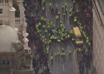 Atropelamento em Liverpool: polícia do Reino Unido acusa motorista preso de sete crimes