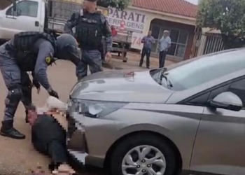 Motociclista foge da polícia e atropela mulher