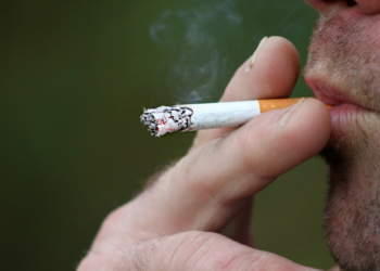 França proíbe cigarros em praias, parques e áreas perto de escolas; multa é de R$ 867