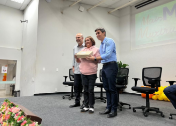 “Nunca é tarde para aprender a ler e escrever”, afirma aluna em sua primeira aula do Mais MT Muxirum