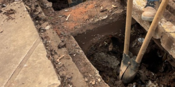 Sinfra realiza manutenção e limpeza de bocas de lobo em diversos bairros