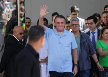 Bolsonaro recebe alta de hospital em Brasília