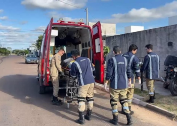 Bombeiros socorrem trabalhador após cair de cinco metros em construção