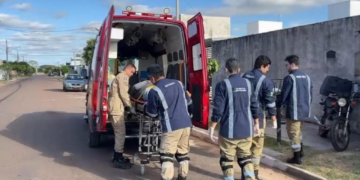 Bombeiros socorrem trabalhador após cair de cinco metros em construção