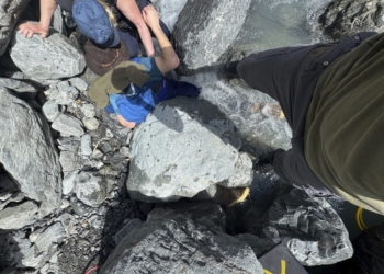 Homem sobrevive após ser esmagado por pedra de 318 kg e ficar preso com o rosto na água, nos EUA