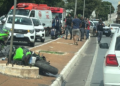 Motociclista recebe massagem cardíaca após acidente na avenida Miguel Sutil