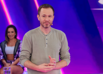 Tiago Leifert comete gafe na final da Champions League, mas se emociona com técnico do PSG