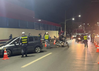 Operação Lei Seca realizada em duas avenidas de Cuiabá ao mesmo tempo termina com 13 pessoas presas