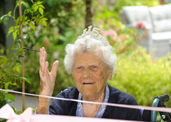 Britânica de 115 anos se torna pessoa mais idosa do mundo após morte de freira brasileira