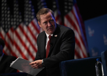 Conselheiro de Trump responsável por vazar segredos militares dos EUA vai deixar cargo, diz imprensa