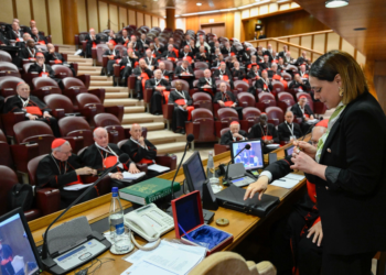 Vaticano divulga imagens da anulação do 'Anel do Pescador' e do selo de chumbo, que marcam fim oficial do papado de Francisco