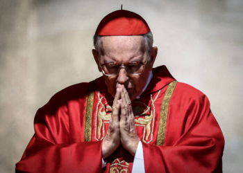 Começa missa em que cardeais pedem orientação espiritual para conclave