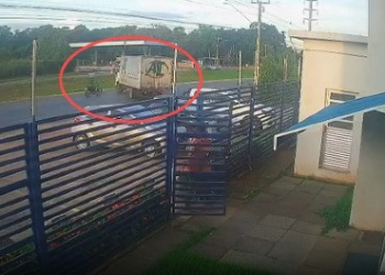 Homem morre em batida entre moto e caminhão na Avenida das Torres