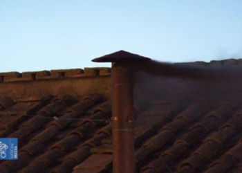 Fumaça preta surge e conclave não elege papa em 1ª votação