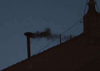 Conclave: Fiéis reagem à fumaça preta no maior templo católico do Brasil