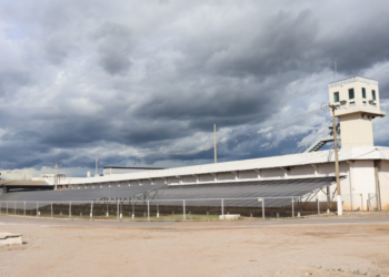 Policial penal é preso após ser flagrado deixando celulares em carceragem da Penitenciária Central