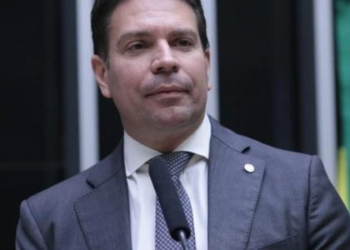 Partidos da base de Lula deram 63% dos votos para suspender ação de Ramagem