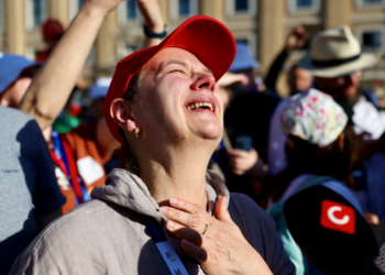 'Arrepiante': brasileiros presentes na Praça São Pedro falam da emoção com escolha do papa