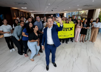 Governador homenageia estudantes destaques no Enem e no mundial de robótica