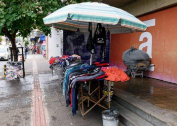 Abilio transfere ambulantes do centro de Cuiabá para o Shopping Orla