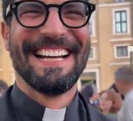 Padre brasileiro gato vira hit nas redes sociais ao ser filmado no anúncio de novo papa