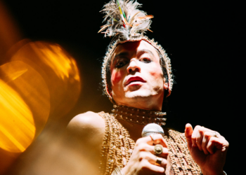 Filme louva trajetória de Ney Matogrosso de forma laudatória