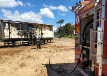 Corpo de Bombeiros controla incêndio em carreta carregada de algodão em Alto Araguaia