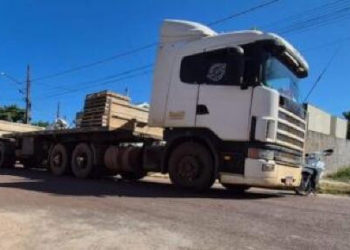 Carreta atropela e mata mulher em moto