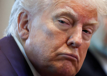 Trump assina ordem que visa cortar financiamento para NPR e PBS