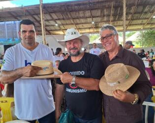 Chapéu autografado por Bolsonaro é leiloado em MT