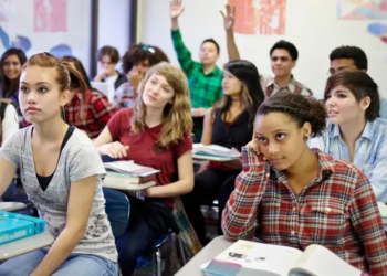 Por que EUA enfrentam 'precipício demográfico', com escassez preocupante de jovens