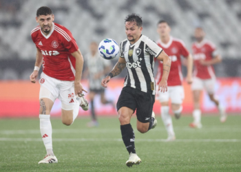 Botafogo dá show e goleia Internacional no Brasileirão