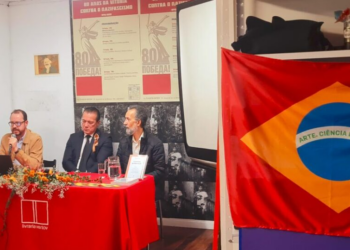 Entramos de penetra no aniversário de Marx na livraria mais comunista de Curitiba