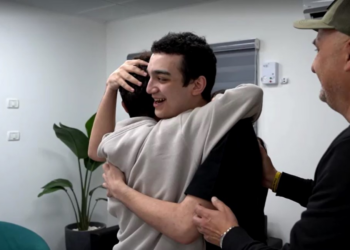 VÍDEO: Após ser libertado pelo Hamas, refém israelense-americano se reencontra com a família