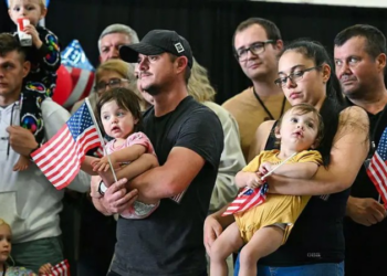 EUA acolhem brancos da África do Sul sob alegações de genocídio feitas por Trump