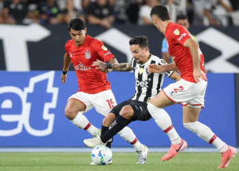 Botafogo vence Estudiantes e mantém esperança na Libertadores