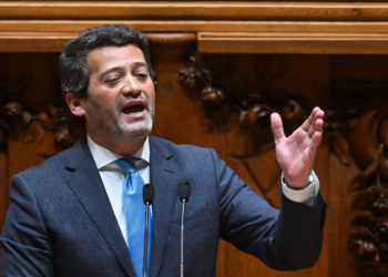 Líder de ultradireita de Portugal volta a se sentir mal em comício; veja vídeo