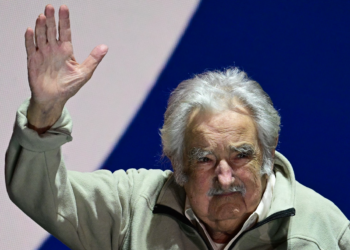 Funeral de Mujica termina com viúva abraçando bandeiras que cobriam o caixão