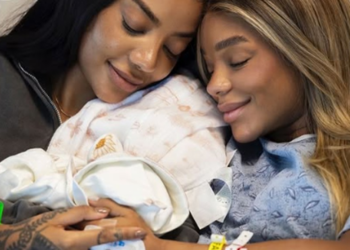 Ludmilla e Brunna Gonçalves posam com a filha no colo: ‘Bem vinda ao nosso Paraíso’