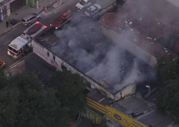 Galpão comercial pega fogo em Santa Cecília, em SP