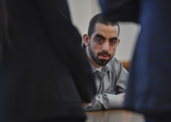 Homem que esfaqueou escritor Salman Rushdie é condenado a 25 anos de prisão nos EUA