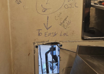 'Fácil, haha': presos usam buraco para escapar de presídio nos EUA, e polícia acha recado na parede; FOTO