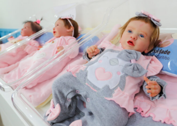 Bebês reborn: o que está por trás da moda de bonecos realistas tratados como filhos