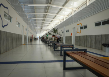 Governador assina ordem de serviço para asfalto novo, vistoria obras e entrega escrituras definitivas em Campo Verde