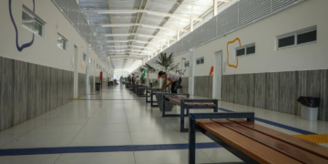 Governador assina ordem de serviço para asfalto novo, vistoria obras e entrega escrituras definitivas em Campo Verde